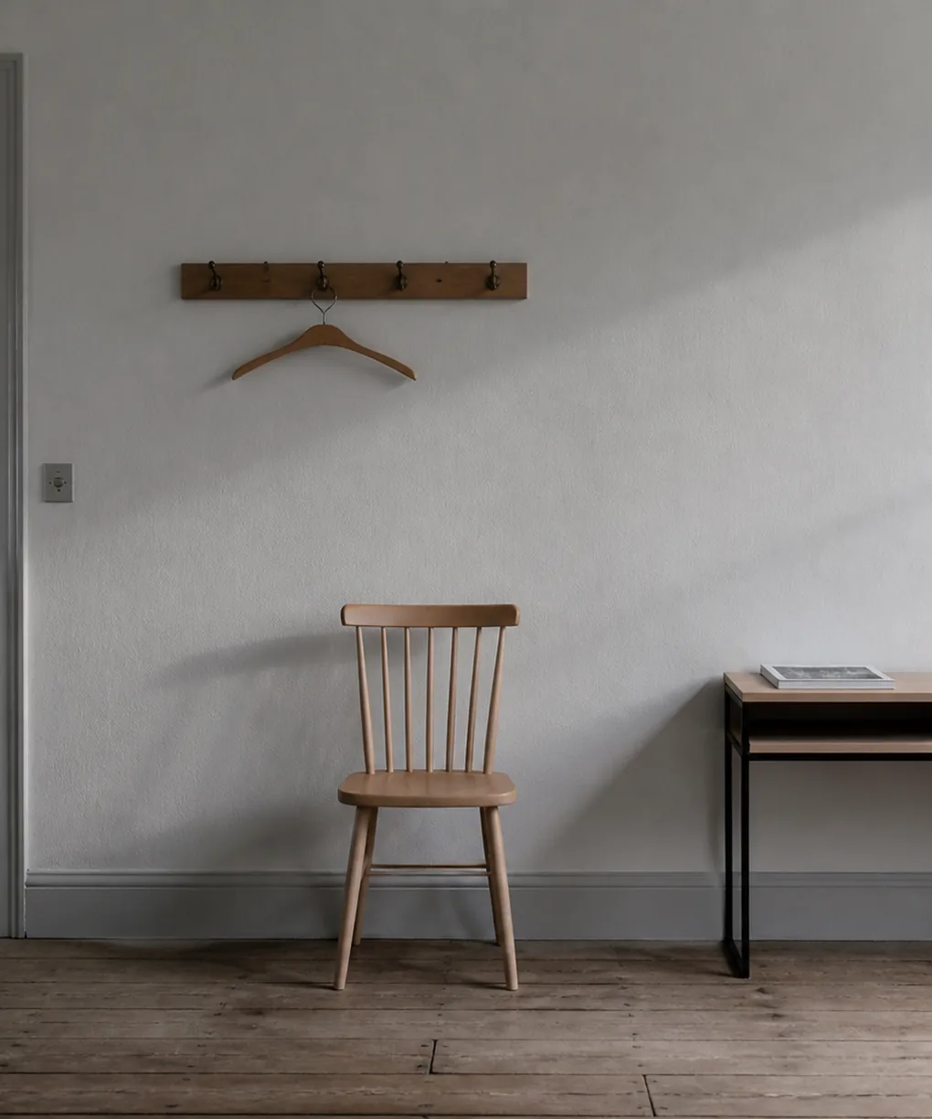La salle d’attente du cabinet, deux chaises, une petite table et une lampe allumée.